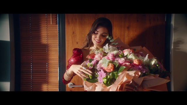 Video Reference: Flower, Plant, Smile, Petal, Flash photography, Happy, Gesture, Iris, Hybrid tea rose, Bridal clothing