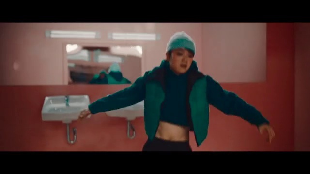 Video Reference: Shoulder, Sleeve, Flash photography, Glove, Gesture, Waist, Sportswear, Jacket, Magenta, Thigh