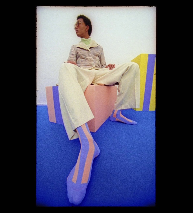 Video Reference: Knee, Rectangle, Thigh, Barefoot, Art, Fashion design, Recreation, Electric blue, Magenta, Human leg