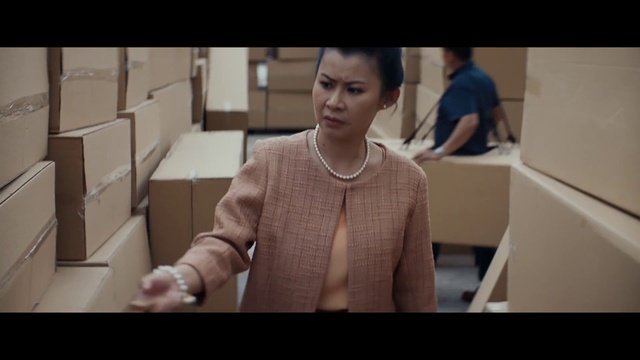 Video Reference: Sleeve, Flash photography, Gesture, Collar, Street fashion, Blazer, Formal wear, Chest, Fashion design, Jewellery