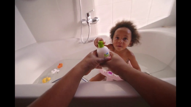 Video Reference: Skin, Hand, Bathtub, Plumbing fixture, Product, Purple, Bathing, Bathroom, Finger, Pink