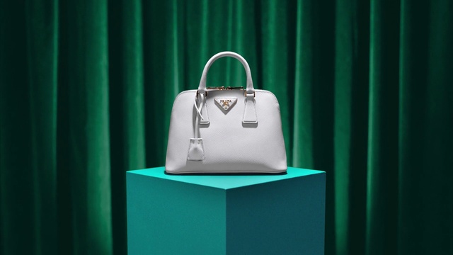 Video Reference: Bag, Clothes hanger, Luggage and bags, Textile, Sleeve, Automotive design, Grey, Rectangle, Handbag, Fashion design