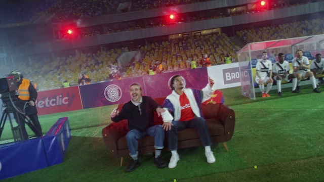 Video Reference: Grass, Fan, Leisure, Competition event, Player, Crowd, Recreation, Stadium, Sport venue, Event