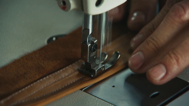 Video Reference: Sewing machine feet, Sewing machine, Sewing machine needle, Sewing, Household appliance accessory, Home appliance, Creative arts, Finger, Wood, Machine