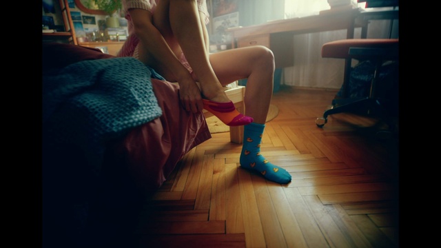 Video Reference: Wood, Knee, Gesture, Waist, Thigh, Flooring, Floor, Hardwood, Calf, Tints and shades