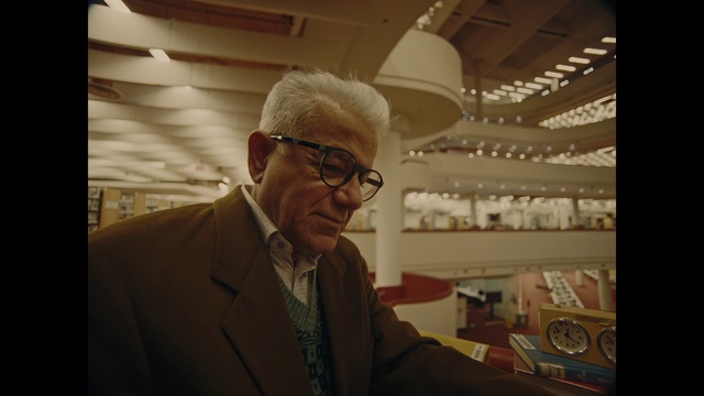 Video Reference: Glasses, Vision care, Hat, Eyewear, Suit, Blazer, Dress shirt, Sun hat, Tie, Event