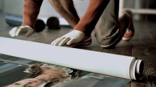 Video Reference: Joint, Shoe, Leg, Human, Gesture, Thigh, Wood, Flooring, Knee, Nail