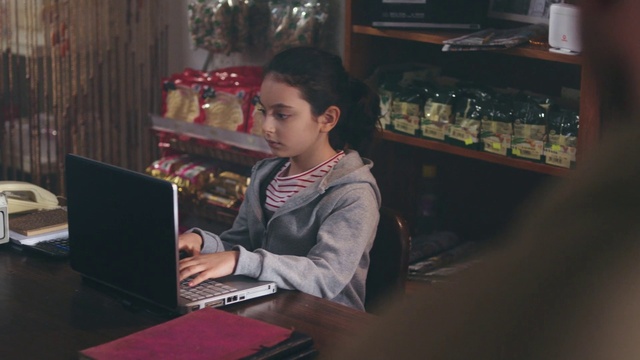 Video Reference: Computer, Personal computer, Table, Laptop, Desk, Jacket, Fun, Event, Curtain, Netbook