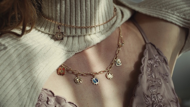 Video Reference: Joint, Skin, Chin, Shoulder, Body jewelry, White, Neck, Fashion, Textile, Eyewear