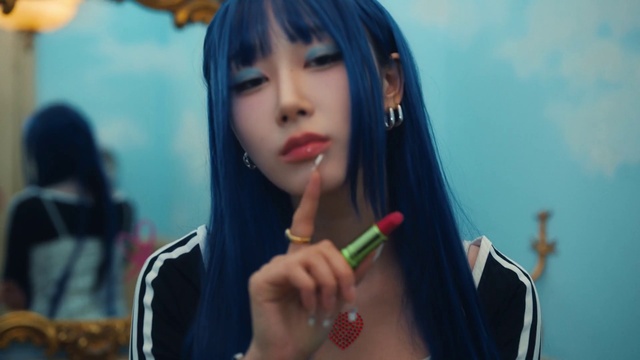 Video Reference: Lip, Hairstyle, Gesture, Happy, Black hair, Bangs, Hime cut, Long hair, Event, Fun