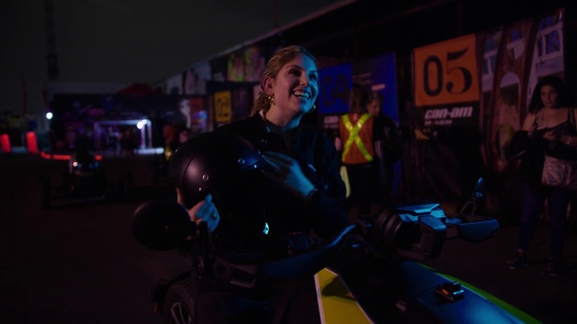 Video Reference: Musician, Entertainment, Automotive lighting, Motor vehicle, Fun, Event, Leisure, Music, Electric blue, Performing arts