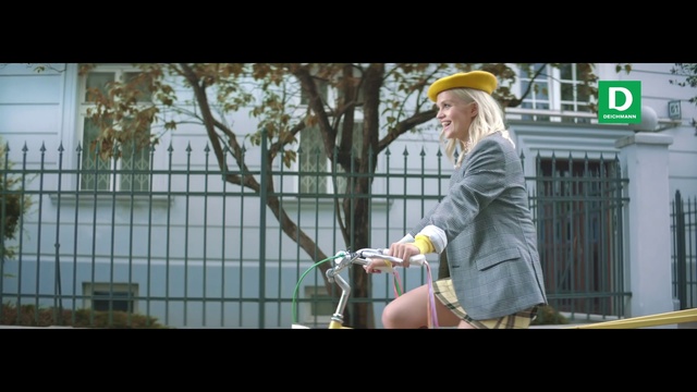 Video Reference: Musician, Street fashion, Tree, Hat, Entertainment, Leisure, Sun hat, Event, Music, Recreation