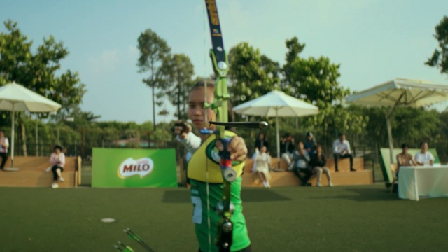 Video Reference: Sky, Shorts, Tree, Player, Plant, Grass, Recreation, Leisure, Competition event, Pole