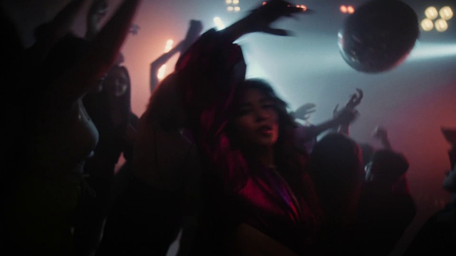 Video Reference: Purple, Entertainment, Music, Concert, Performing arts, Magenta, Music venue, Fun, Flash photography, Sky