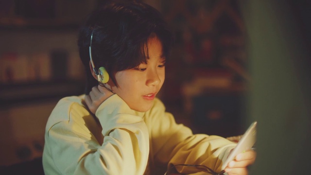 Video Reference: Gesture, Flash photography, Hearing, Happy, Sitting, Fun, Child, Peripheral, Portrait photography, Bangs