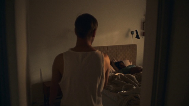 Video Reference: Flash photography, Gesture, Tints and shades, Elbow, Darkness, Event, Vest, Fun, T-shirt, Room