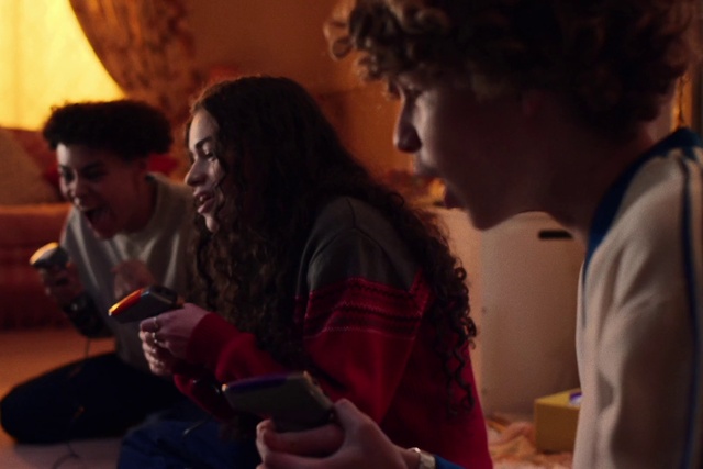 Video Reference: Adaptation, Curtain, Fun, Event, Youth, Mobile phone, Communication Device, Entertainment, Musician, Conversation