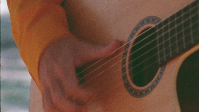 Video Reference: Musical instrument, Guitar, String instrument, String instrument, String instrument accessory, Musical instrument accessory, Guitar accessory, Plucked string instruments, Gesture, Wood