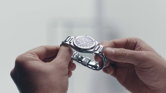 Video Reference: Hand, Finger, Gesture, Currency, Money, Nickel, Gadget, Nail, Thumb, Money handling