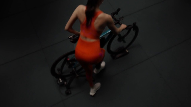 Video Reference: Bicycle, Land vehicle, Tire, Wheel, Bicycle tire, Bicycle wheel, Bicycle frame, Bicycle handlebar, Bicycle accessory, Bicycle fork