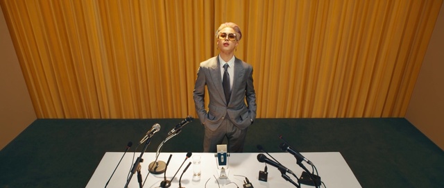 Video Reference: Microphone, Public address system, Table, Tie, Audio equipment, Curtain, Microphone stand, Suit, Blazer, Spokesperson