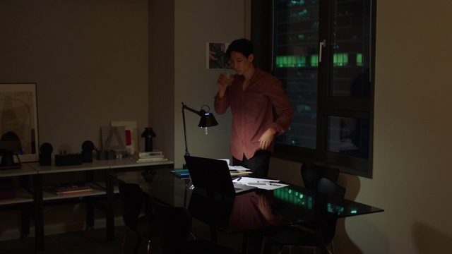 Video Reference: Table, Computer, Desk, Laptop, Personal computer, Event, Projection screen, Entertainment, Chair, Display device