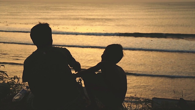 Video Reference: Water, People in nature, People on beach, Flash photography, Happy, Gesture, Sunlight, Dusk, Sunrise, Sunset