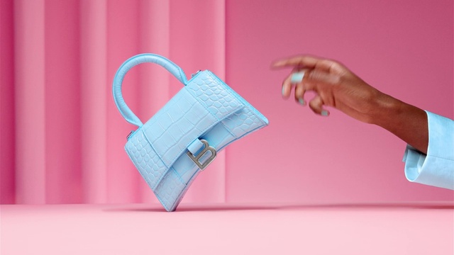Video Reference: Hand, Sleeve, Gesture, Finger, Material property, Magenta, Wood, Wrist, Electric blue, Thumb