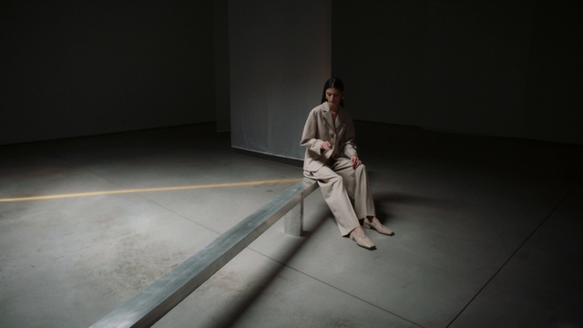 Video Reference: Flash photography, Grey, Flooring, Floor, Entertainment, Performing arts, Event, Fashion design, Darkness, Performance art