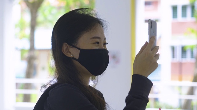 Video Reference: Vision care, Gesture, Hearing, Gadget, Eyewear, Black hair, Audio equipment, Technology, Electronic device, Recreation