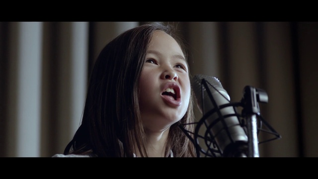 Video Reference: Nose, Lip, Mouth, Microphone, Flash photography, Musician, Smile, Audio equipment, Eyelash, Entertainment