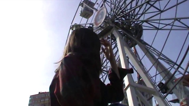 Video Reference: Sky, Ferris wheel, Recreation, Leisure, Automotive wheel system, Pole, Engineering, Auto part, Metal, Amusement ride