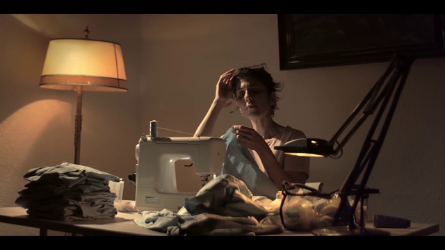 Video Reference: Flash photography, Comfort, Lamp, Tints and shades, Table, Event, Performing arts, Office equipment, Art, Sitting