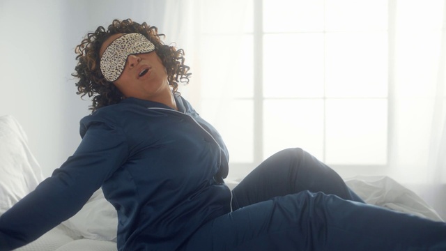 Video Reference: Shoulder, Neck, Comfort, Flash photography, Sleeve, Eyewear, Thigh, Knee, Black hair, Happy