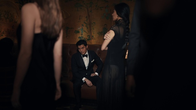 Video Reference: Flash photography, Gesture, Blazer, Fashion design, Formal wear, Entertainment, Event, Darkness, Suit, Performing arts