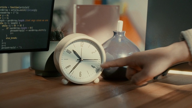 Video Reference: Gesture, Clock, Wood, Alarm clock, Quartz clock, Watch, Material property, Wrist, Circle, Rectangle