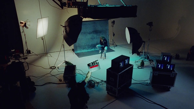 Video Reference: Tripod, Film studio, Television studio, Entertainment, Interior design, Art, Audio equipment, Filmmaking, Stage, Broadcasting