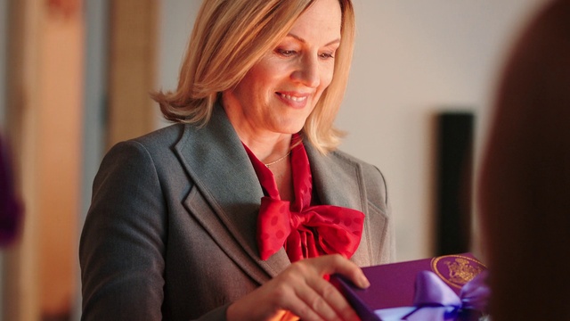 Video Reference: Lip, Smile, Gesture, Blazer, Audio equipment, Happy, White-collar worker, Fun, Technology, Formal wear