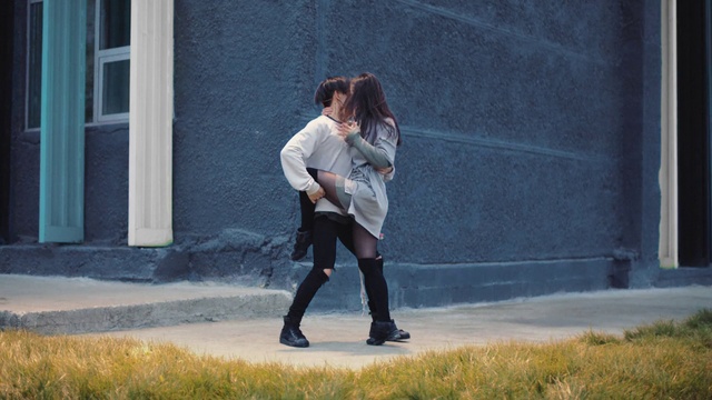 Video Reference: Shoe, People in nature, Gesture, Street fashion, Thigh, Bag, Luggage and bags, Waist, Knee, Denim