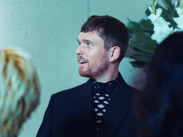 Video Reference: Forehead, Coat, Smile, Flash photography, Gesture, Happy, Suit, Beard, Blazer, Event