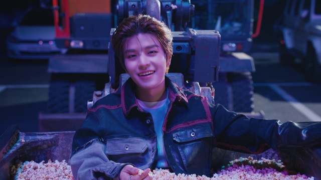 Video Reference: Smile, Food, Blue, Purple, Flash photography, Happy, Public space, Electric blue, Snapshot, City