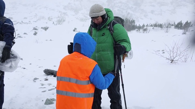Video Reference: Snow, Vertebrate, Glove, Natural environment, Slope, Gesture, Jacket, Freezing, People in nature, Ice cap