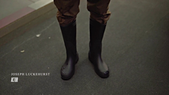 Video Reference: Sleeve, Thigh, Knee, Flooring, Font, Road surface, Street fashion, Human leg, Formal wear, Fashion accessory