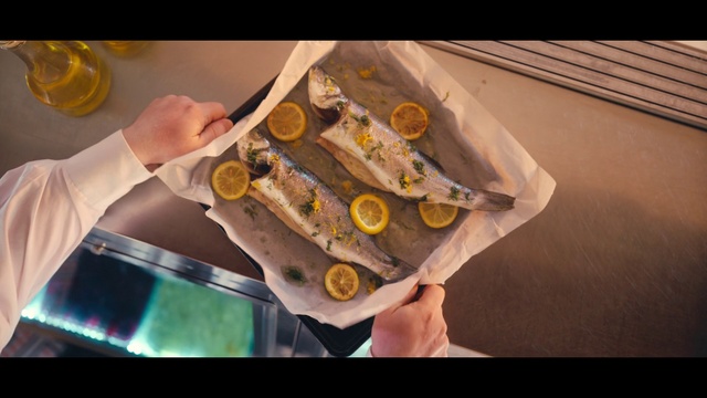 Video Reference: Food, Hand, Tableware, Gesture, Recipe, Yellow, Finger, Food craving, Ingredient, Fast food