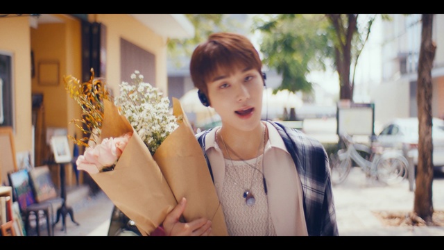 Video Reference: Shoulder, Flash photography, Sleeve, Eyewear, Vision care, Gesture, Happy, Fashion design, Bicycle wheel, Long hair