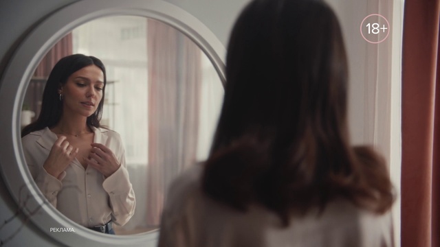 Video Reference: Mirror, Shoulder, Flash photography, Happy, Eyewear, Black hair, Long hair, Layered hair, Event, Fashion design