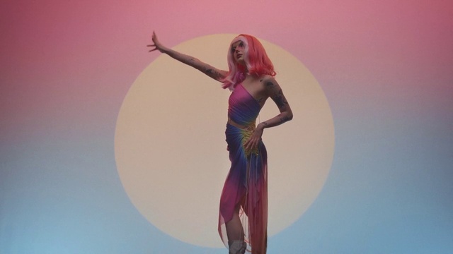 Video Reference: Hand, Arm, Shoulder, Human body, Flash photography, Waist, Dance, Gesture, Happy, Performing arts