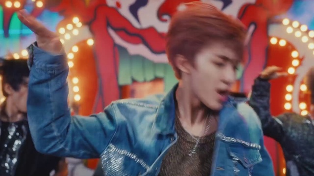 Video Reference: Gesture, Entertainment, Music, Artist, Happy, Musician, Leisure, Event, Electric blue, Fun