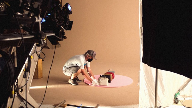 Video Reference: Shorts, Tripod, Entertainment, Audio equipment, Videographer, Film studio, Event, Performing arts, Cinematographer, Camera