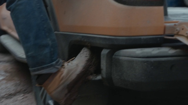 Video Reference: Automotive tire, Comfort, Gas, Thigh, Knee, Tints and shades, Foot, Human leg, Chair, Bumper